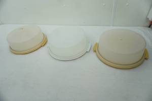 lot 71 image: Tupperware Cake & Pie Carriers (3ct)