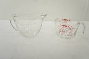 lot 83 image: Fire King MixingMeasuring Bowl & Pyrex Measuring Cup