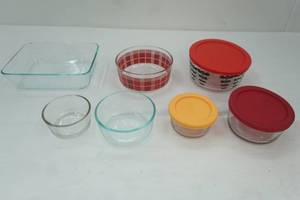 lot 89 image: Pyrex bowls and baking dish (3 nesting bowls wlids)