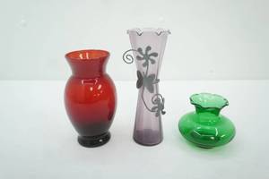 lot 100 image: Vintage Anchor Hocking Royal Ruby Red Glass Vase, Anchor Hocking emerald green glass bud vase, purple stretch glass ruffled vase
