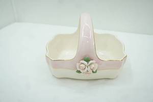 lot 116 image: Vintage Teleflora pink & white ceramic basket 8.5x6.5x6