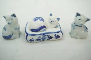 lot 122 image: Vintage Delft Cat Salt & Pepper Shakers