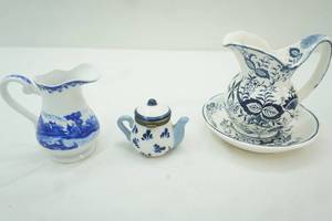 lot 123 image: Vintage blue transferware creamer, blue & white Chinese teapot trinket box, Enesco Blue Onion small pitcher and bowl set