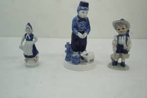 lot 129 image: Vintage Delft Figurines (3ct)