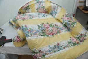 lot 130 image: King Size Floral Comforter. Croscill Home Fashions. In very Good Condition