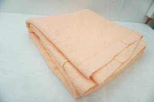 lot 131 image: Peach Blanket. Approx 80x 90