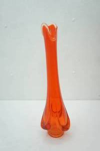 lot 136 image: Vintage Viking Persimmon Epic Drape swung glass vase. 17 tall
