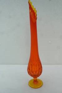 lot 137 image: Vintage Fenton Amberina swung vase 17.5 tall