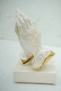 lot 147 image: Vintage Atlantic Mold Iridescent Praying Hands Sculpture 10 tall
