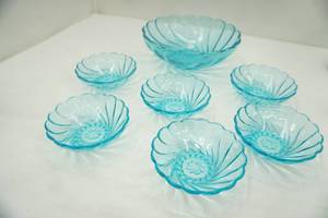 lot 151 image: Vintage Hazel Atlas Capri Seashell Swirl turquoise blue bowl set