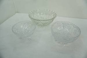 lot 152 image: Pressed & Cut GlassCrystal Rose Bowls (3ct) 2 are footed