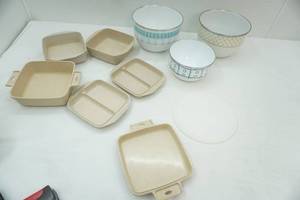 lot 164 image: Vintage Enamel NestingMixing Bowls (1 lid) and Divided Littonware Food Containers