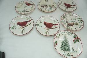 lot 165 image: Holiday Heritage Collection Porcelain Plates 8.5 (7ct)