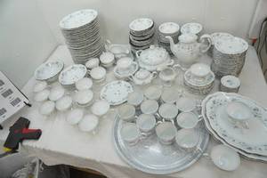 lot 178 image: Vintage Johann Haviland Blue Garland China (175 pieces)