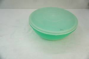 lot 189 image: Large Tupperware Bowl & Lid.