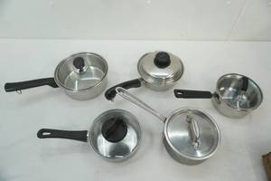 lot 192 image: 5ct sauce pots and lids