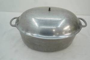 lot 196 image: Large Oval Roaster 12.5x5