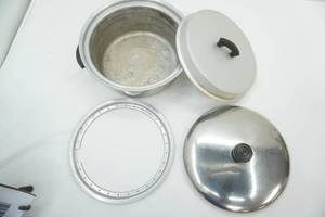 lot 198 image: Large Round Roasting Pan & 2 Lids 11x4.5