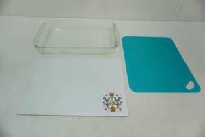 lot 252 image: Cutting Boards, Pyrex glass baking pan 10x 14.5