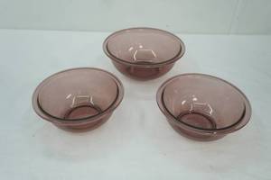 lot 260 image: Amethyst Glass Pyrex Nesting Mixing Bowls (3ct)