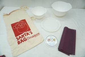 lot 261 image: IKEA Mixing Bowls, Tupperware Jel-N-Serve Tray, Purple Shelf Liner, Scandinavian Tile