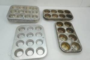 lot 278 image: Vintage Ovenex Muffin Tins, and mini muffin tins