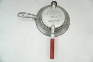 lot 287 image: VintageAntique Scandinavian Krumkake Iron. Nordic Ware