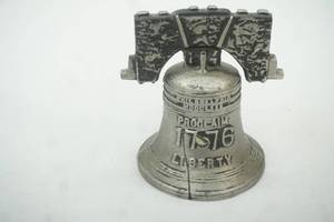 lot 296 image: Vintage 1976 Bicentennial Liberty Bell Coin Bank 4.5
