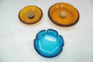 lot 300 image: Vintage Ashtrays. Blue & Amber Glass