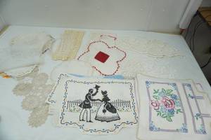 lot 342 image: Vintage Doilies and Table Linens