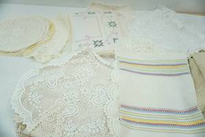 lot 346 image: Vintage Doilies and Table Linens