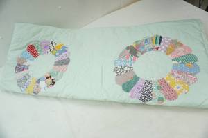 lot 349 image: Vintage Dresden Plate Quilt. Large Size, Queen or bigger