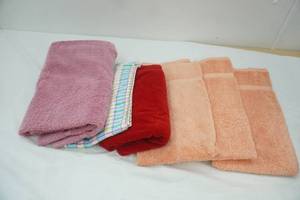 lot 350 image: Bath Towels & Multi-Colored Kitchen Towel