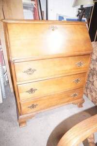 lot 368 image: Vintage Secretaries Desk 30.5x15x39