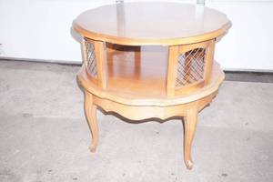 lot 378 image: Vintage 2-tiered wooden side table 29x 26