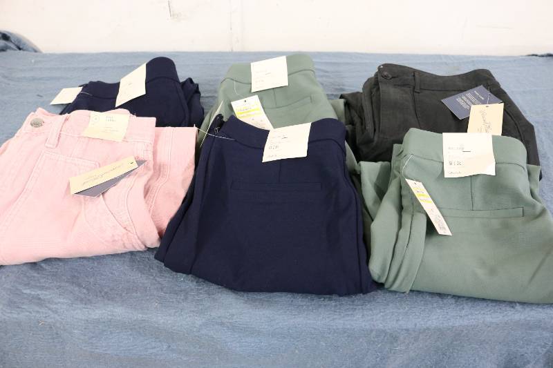 lot 622 image: 6 Pairs of womens pants sizes vary...