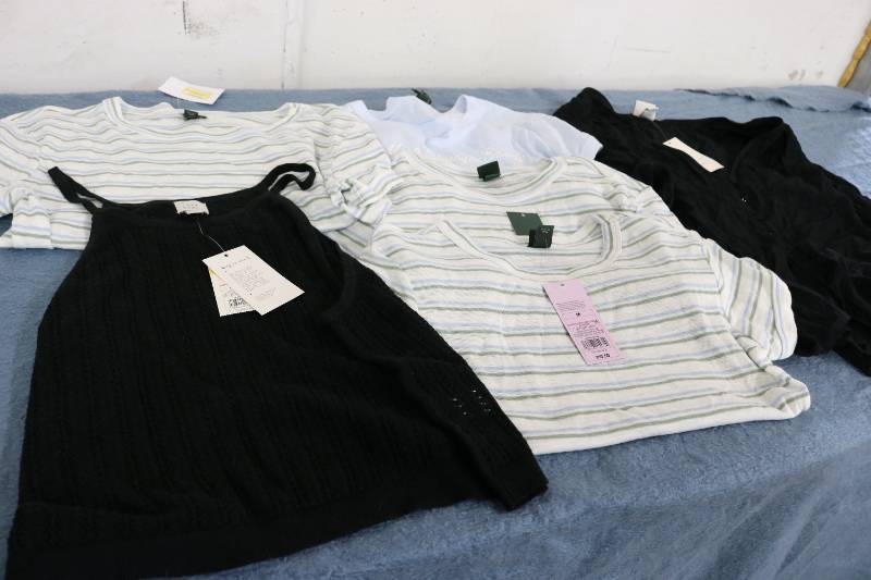 lot 638 image: 6 Size M womens tops new with tags...