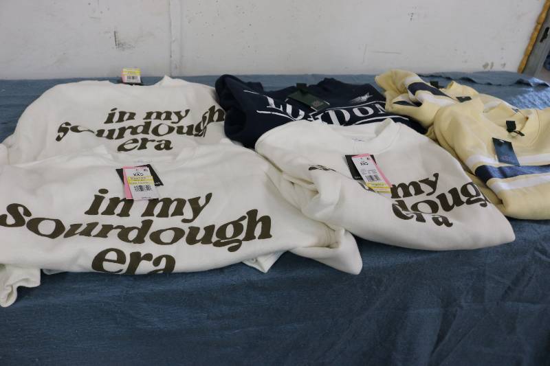 lot 646 image: 6 Size XXS and XS crewneck sweaters...