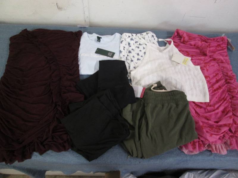 lot 700 image: large mixed lot womens clothes siz...