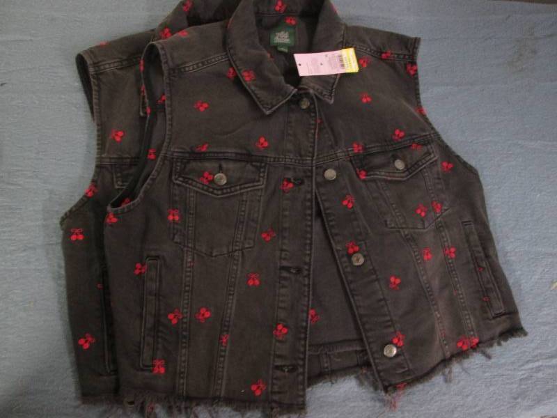 lot 697 image: 2vmedium cherry womens vests...