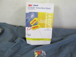 lot 49 image: 200 3M ear plug sets...
