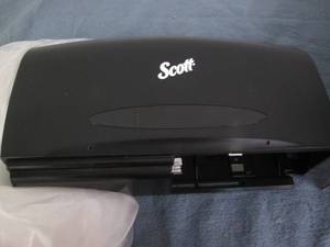 lot 190 image: Scott coreless jumbo roll toilet ti...