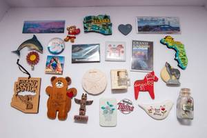 lot 21 image: Vintage Magnets and Travel Magnets Set