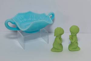 lot 22 image: Vintage Fenton Glass Collectibles  Praying Children Figurines (Likely Uranium) & Blue Satin Candy Dish