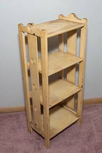 lot 32 image: Vintage Shabby Chin Shelf