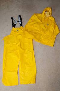 lot 56 image: Carhart 2XL Yellow Rainsuit  Jacket & Pants