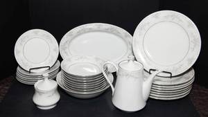 lot 95 image: China Pearl Fine China  Olivia Design