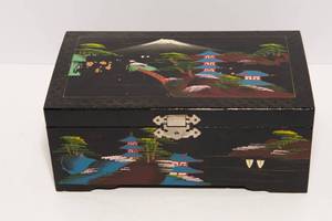 lot 103 image: Japanese Jewelry Box