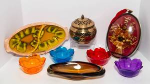 lot 112 image: Variety of 70s Decor