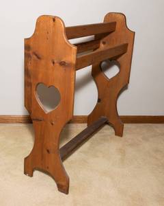 lot 108 image: Large Wooden Quilt Rack